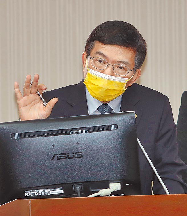 台鐵企業工會本周三將到立法院陳情抗議，希望交通部退回《台鐵公司條例》草案及提出5點訴求，對此，交通部長王國材（見圖）21日在立法院交通委員會受訪表示，工會可能不太了解，像國營公司調薪就是比照公務人員，並不需要寫進公司條例中，宿舍也不可能收回。（劉宗龍攝）