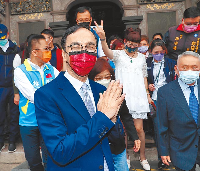 朱立伦昨在脸书嘲讽，303大停电是台电基层员工的错，上星期高雄跟基隆大停电是小鸟跟松鼠的错，昨天凌晨内湖大停电又是鸟类筑巢的错，千错万错都不会是民进党的错。图为国民党主席朱立伦（中）21日前往北市万华龙山寺参拜。（陈怡诚摄）