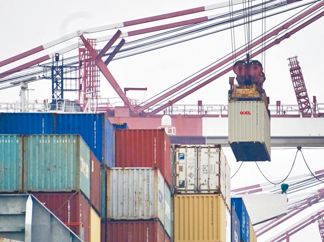 經濟部統計處21日公布，2月外銷訂單金額為515.6億美元，不僅創下2月接單首次站上500億美元大關，也是歷年同月新高，年增21.1%，不僅連24紅，增幅為110年9月以來最高。（中央社）