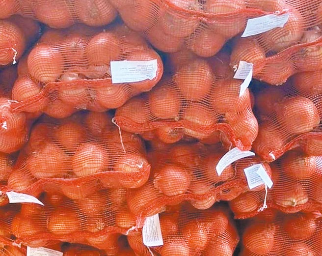 目前在台販售的越南洋蔥沒有外包裝只有麥頭標，都是中國大陸洋蔥到越南後改麥頭標再出口來台，而且越南洋蔥在當地根本不用這種網袋。（業者提供）