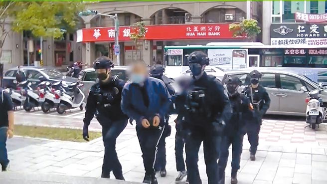 天道盟濟公會八里分會長林文章去年遭槍手蔡易昇槍殺身亡，檢警逮捕買凶殺人的天道盟天鳴會長李宗漢和其他共犯。（翻攝畫面／葉書宏新北傳真）