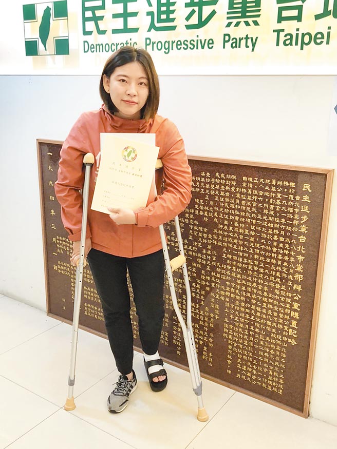 新人何孟樺拄著拐杖領表。（楊亞璇攝）