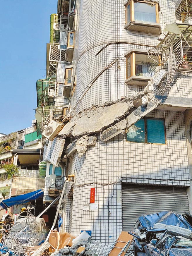 台北市文山区再兴社区一栋大楼外墙19日突然倒榻，所幸无人伤亡，但也突显山坡地老旧社区面临的居住安全问题。（台北市议员王欣仪研究室提供／张立勋台北传真）