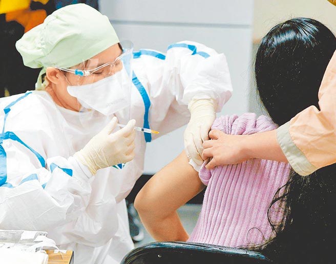 北市副市长蔡炳坤担心，12至17岁青少年施打第1剂必须满84天才能再打第2剂，眼看1万多剂BNT疫苗就要到期，却仍有4千多名青少年还没打第2剂。（示意图／本报资料照片）