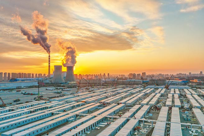 大陸21日通報新增本土確診逾4000例，其中吉林省占2091例。圖為吉林市高新南區正在建設的方艙醫院。（新華社）