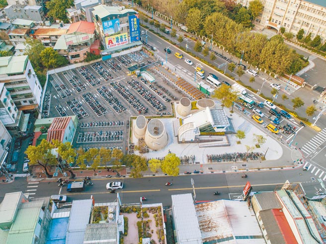 芦洲涌莲寺公益慈善大楼新建统包工程5度流标，新北市政府调整标案内容，21日重新上网招标，预定地目前为机车停车场。（新北市工务局提供／陈慰慈新北传真）