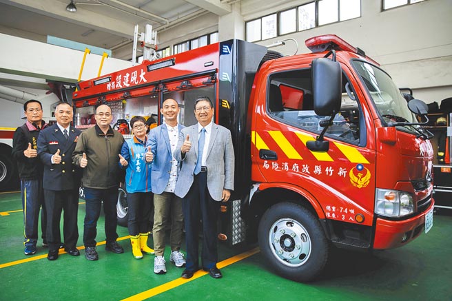 大硯建設捐贈「旗艦級」小型消防水箱車給尖石消防分隊，新竹縣長楊文科（右）稱讚是「造福尖石」。（羅浚濱攝）