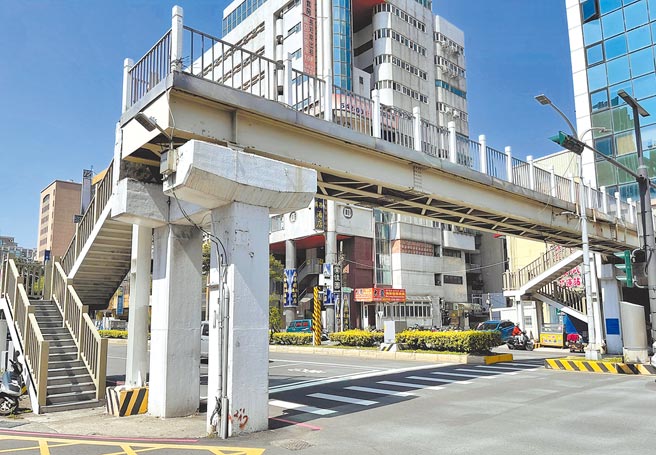 新竹市政府近年全面检讨人行天桥存废问题，位于经国路、水田街口的水田人行天桥，22日起至4月21日将试办封闭，后续再评估存废。（陈育贤摄）