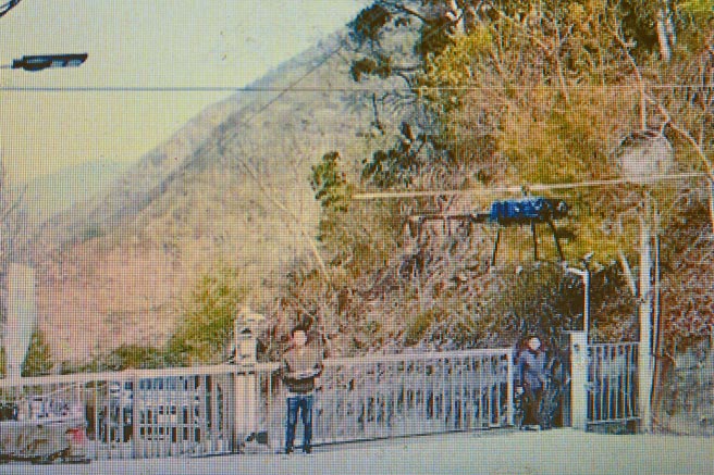 弘光科大资工系副教授张成荣率领团队，以无人机进行巡检高山电塔。（弘光科大提供／陈世宗台中传真）
