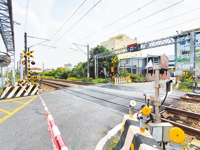 云林斗六铁路高架化将消除斗六市区7.1公里内的7个平交道，县政府正对面不远处将新增一个简易车站「县府站」，图为后庄平交道。（周丽兰摄）