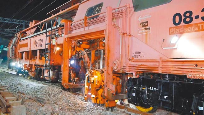 嘉义市铁路高架化工程 夜间施工力，砸道车压实轨道的声响大。（嘉义市政府提供 ／廖素慧嘉市传真）