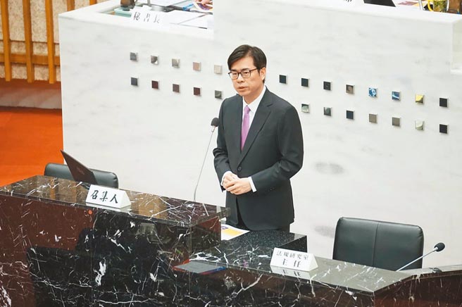 高雄市长陈其迈21日到议会进行施政报告指出，去年达到零举债目标。（柯宗纬摄）