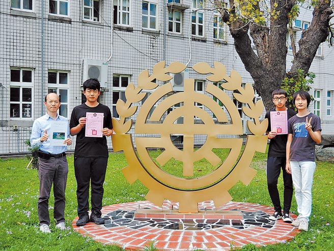 台东专科学校土木科师生的校徽创作，获全国复赛佳作。（庄哲权摄）