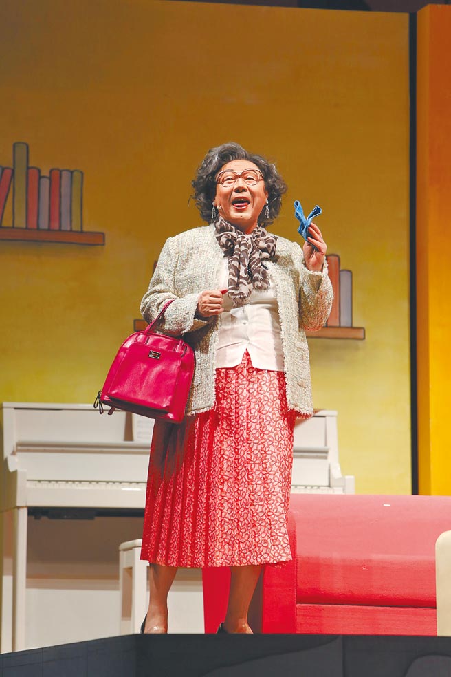 顧寶明在舞台劇《接送情》反串演女人。（果陀劇場提供）
