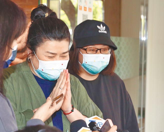 林美秀（左）、鍾欣凌連袂赴顧寶明靈堂弔唁。（陳俊吉攝）