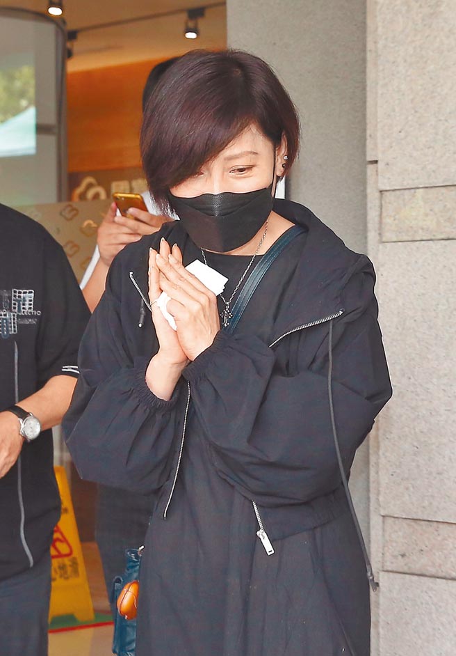 郎祖筠昨到靈堂弔唁，受訪時忍不住哭出來。（陳俊吉攝）