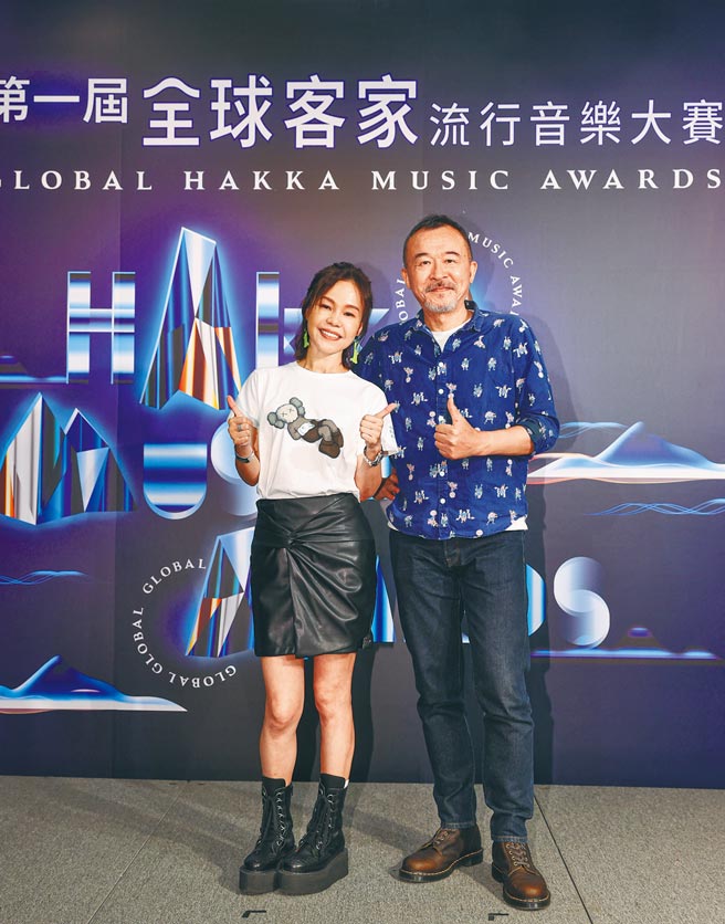 彭佳慧（左）、黄连煜昨出席「第一届全球客家流行音乐大赛」记者会。（新视纪整合行销提供）