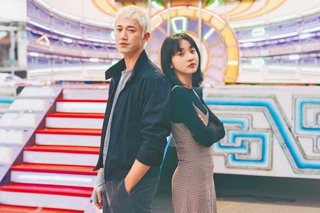 《塑胶花》吴慷仁（左）、李沐分饰男女主角「金勤」与「娜娜」。（抓马文化提供）