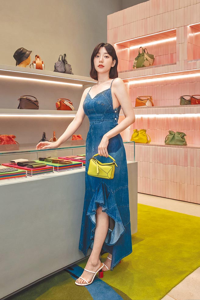 女星郭雪芙出席竹北遠百Loewe開幕活動，身穿Loewe大秀性感身段。丹寧荷葉邊連身洋裝5萬7000元、Luna綠色小牛皮配提花背帶肩背提包8萬2000元。（Loewe提供）