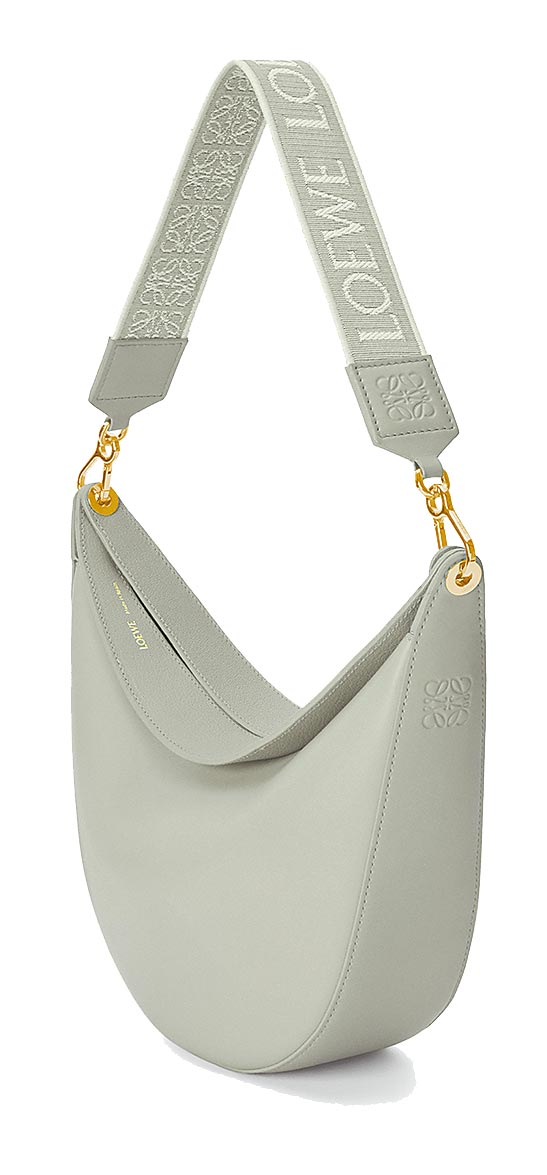 Loewe Luna大理石灰小牛皮配提花背帶肩背包，8萬2000元。（Loewe提供）