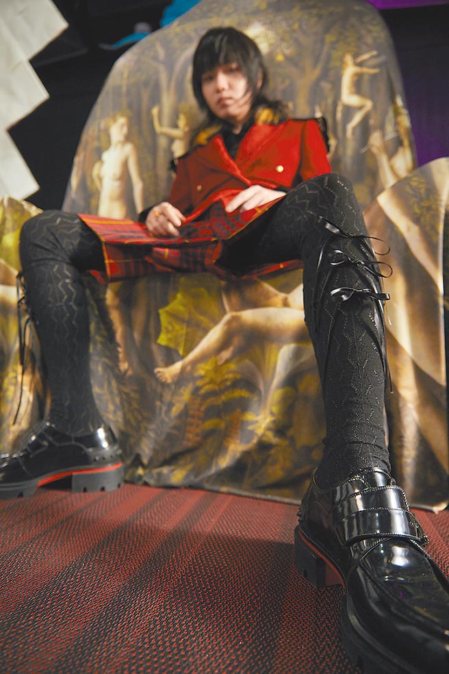 持修以一身红色军装搭配Christian Louboutin Our Georges CL扣环装饰黑色小牛皮皮鞋，成功摆脱过去的文青形象，鞋款3万9300元。（野声音娱乐提供）