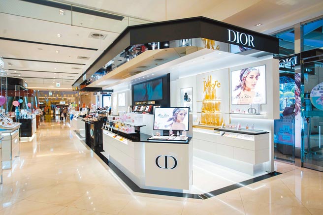 比漾广场DIOR打造全新3大概念柜位，结合护肤、香氛、后台彩妆旗舰服务。（石智中摄）