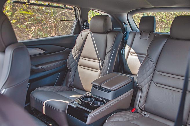 第二排独立双座旗舰座椅，乘客可自由调整座椅倾角及前后距离。（陈大任摄）