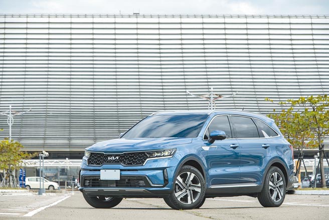 Kia SORENTO旗舰进化型配备专属的钻石型LED头灯，拥有绝佳辨识度，试驾车为琉璃蓝车色，售价193.9万元。（陈大任摄）