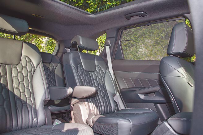 Kia SORENTO旗舰进化型标配NAPPA透气真皮座椅及全景式天窗。（陈大任摄）