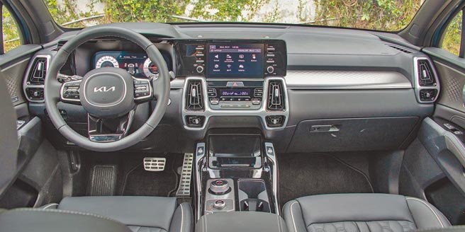 Kia SORENTO旗舰进化型内装完美诠释豪华旗舰休旅的尊荣质感。（陈大任摄）