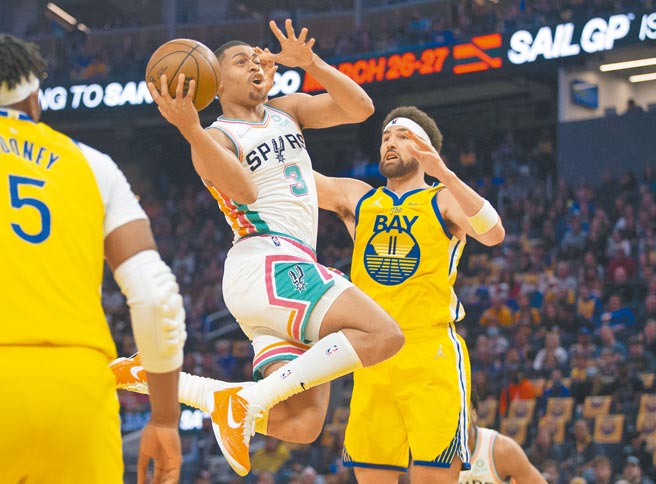 凱爾登強生持球強切，讓克雷湯普生（右）來不及防守。（路透）