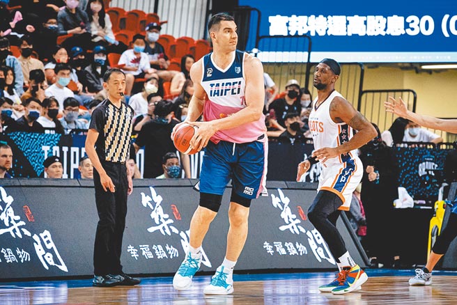 剛被富邦勇士釋出的德古拉，隨即宣告加盟台啤英熊。（PLG提供）