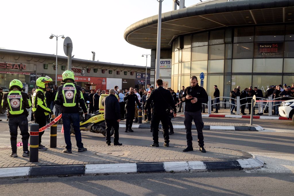 在以色列南部大城俾什巴（Beersheba）袭击事件后警方到场处理图/路透社(photo:ChinaTimes)