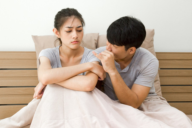 網友被妻子嫌棄說話很兇，妻子說希望他能「像把我捧在手心一樣」地對待她，網友馬上傳出1張「手捧骨灰罈」的照片，還說「這樣嗎，上車喔，過橋了」。（示意圖/Shutterstock提供）