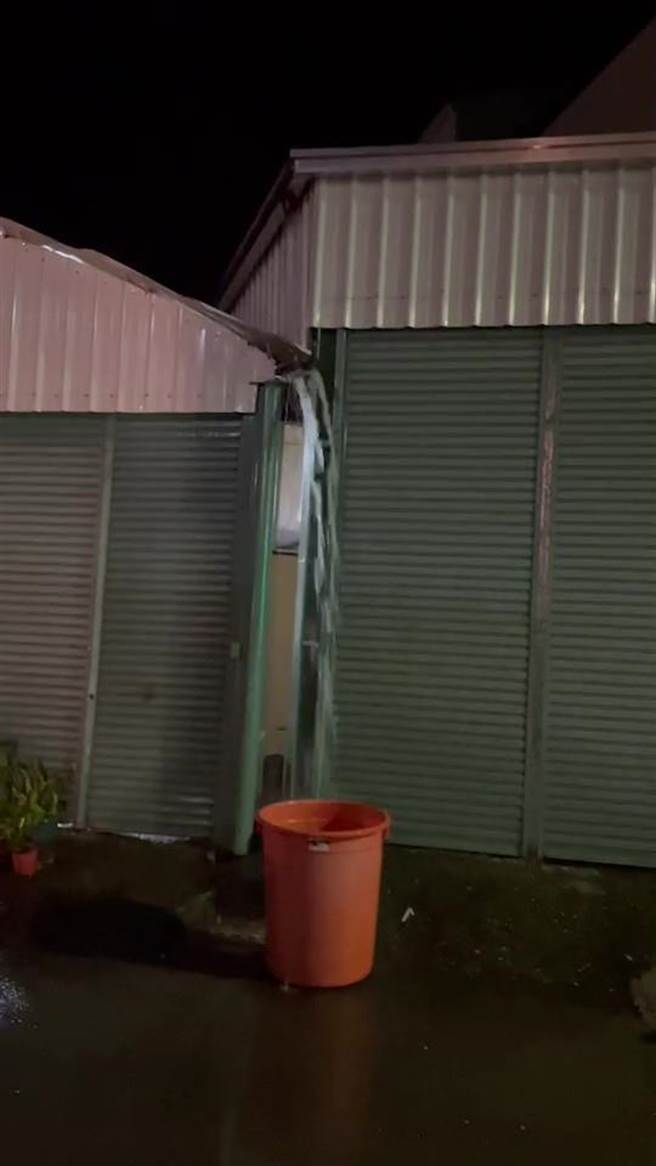 成功鎮1間民宅水塔倒掉，水管破裂大漏水，明明沒下雨，屋外、地面全是溼的。（民眾提供／蔡旻妤台東傳真）