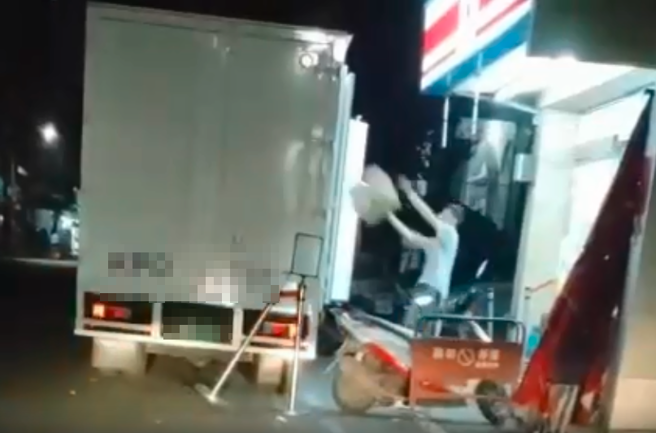 1名網友直擊1名超商送貨員竟多次用「投籃方式」丟擲包裹進貨車內，影片中貨車距離超商門口有一小段距離，該送貨員竟站在超商內狂丟包裹進貨車。（翻攝自臉書「爆料公社(官方粉專專屬)」）