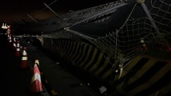 23日凌晨1点41分，花东外海发生规模6.6强震，全台皆有感，超过4分之3县市震度都在3、4级以上，玉里镇玉兴桥传出疑似垮塌，照片中水泥桥中央裂出明显裂痕。（翻摄照片）