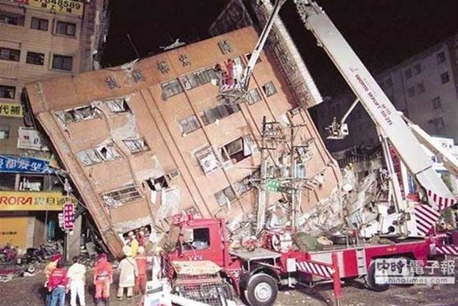 今（23日）凌晨1点41分花东地区发生规模6.6强震，与1999年921大地震发生时间点相近。图为921大地震后许多房屋倒塌，消防员儘速抢救。（图／资料照）