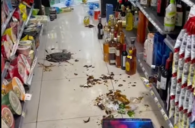 台东县成功镇某超商饮料罐散落一地。（民眾提供）