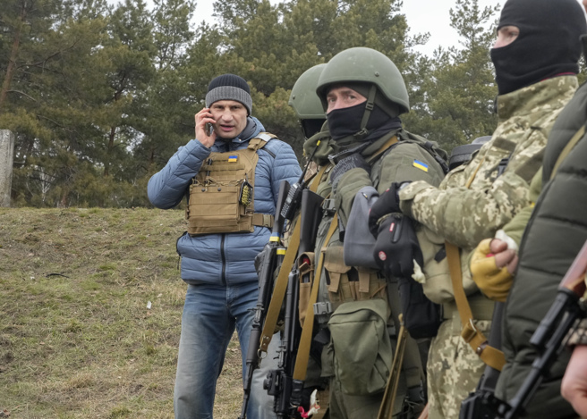 乌克兰实施徵兵制6年下来，每年都有数十万人役毕成为后备军人，他们在这次的战争中发挥重要作用。（图／美联社）