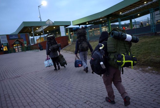 大量在外国工作的乌克兰青年带着背包甚至还自备军用装备结伴返国参战，成为乌克兰抵御俄罗斯的生力军。 （图／路透）