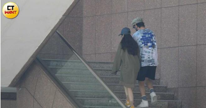 两人逛街时都保持着一点距离，只有在走上楼梯身边没路人时才靠在一起。（图／本刊摄影组）