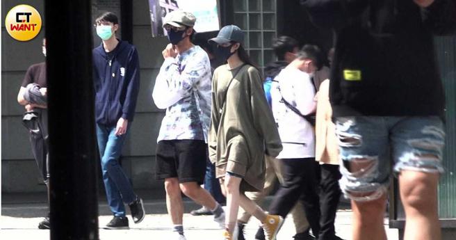 陈柏霖与庭萱打扮轻松有型，不过该遮得都遮好遮满，不仔细看看不出是这对长跑十年的情侣檔。（图／本刊摄影组）