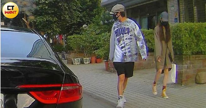 庭萱手上拎了战利品，陈柏霖则忙着东张西望。（图／本刊摄影组）