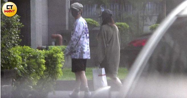 结束低调的信义区购物行程，两人一同返家，进门前陈柏霖还不忘多观察一下四周状况。（图／本刊摄影组）