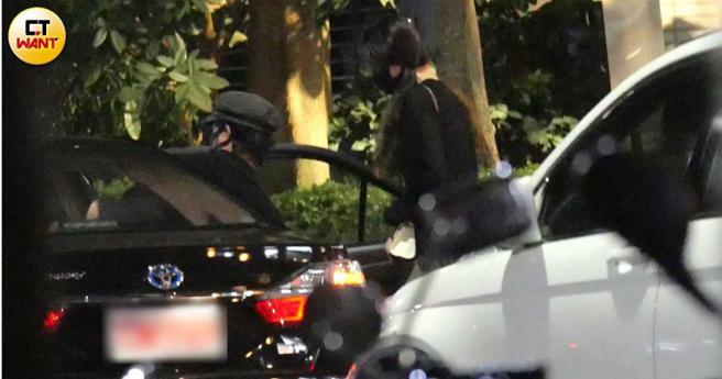 晚上六点多陈柏霖与庭萱又搭车外出，这趟还多了妈妈作陪。（图／本刊摄影组）