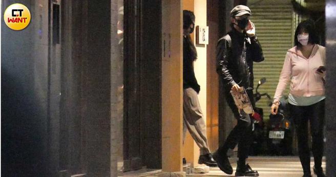 三人在高檔日本料理店用餐三小时才心满意足离开。（图／本刊摄影组）