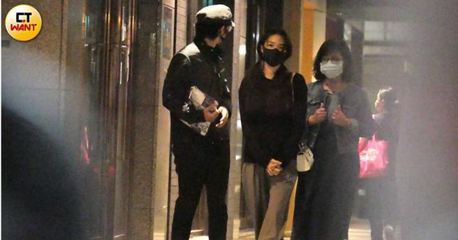 吃饱饭不急着回家，一家三口先散步助消化，陈柏霖自然也还在往后查看有没有人注意到他们。（图／本刊摄影组）