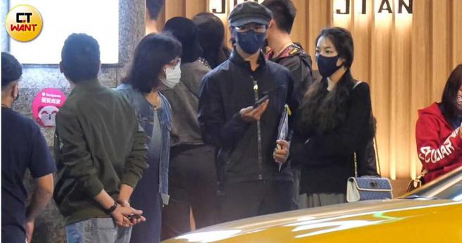 走了一段路后三人在看手机，原来是叫的车已经抵达。（图／本刊摄影组）