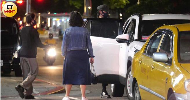 陈柏霖、庭萱与妈妈先后上车准备返家。（图／本刊摄影组）